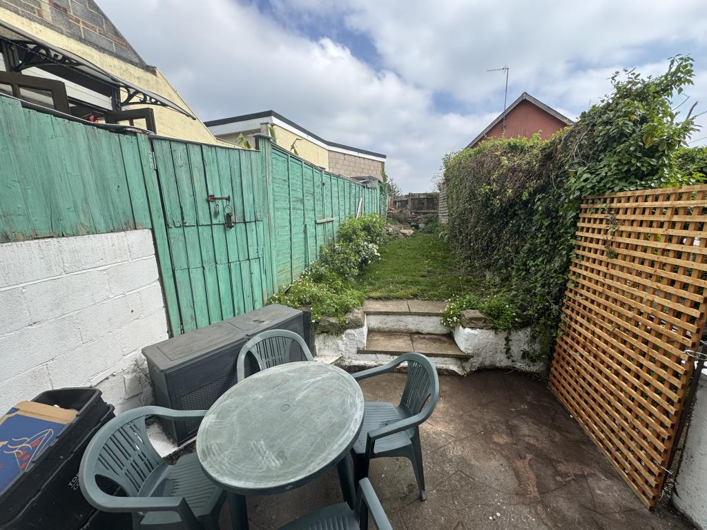 Lot: 43 - MID-TERRACE HOUSE FOR OCCUPATION OR INVESTMENT - Rear garden